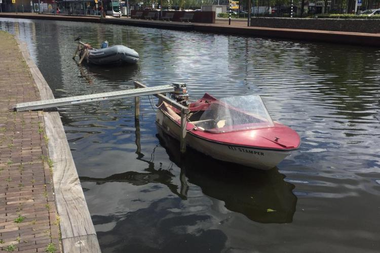 Leuk klein polyster boot met stuur en 9pk motor( opknapper )