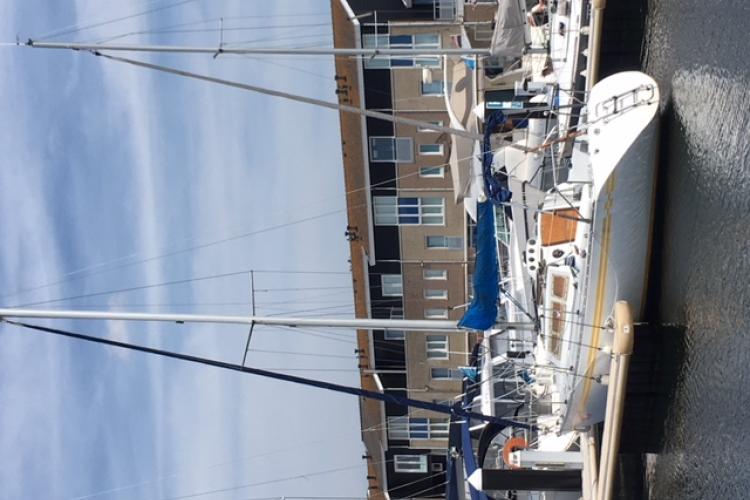 zeilboot over de ganse lengte vanaf de achterkant.